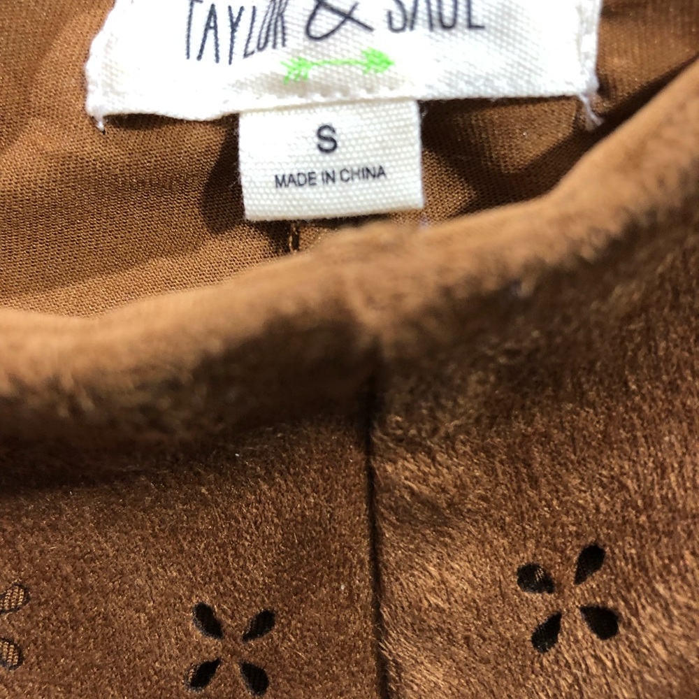 Taylor & Sage faux brown suede shorts  Size S - Picture 3 of 3